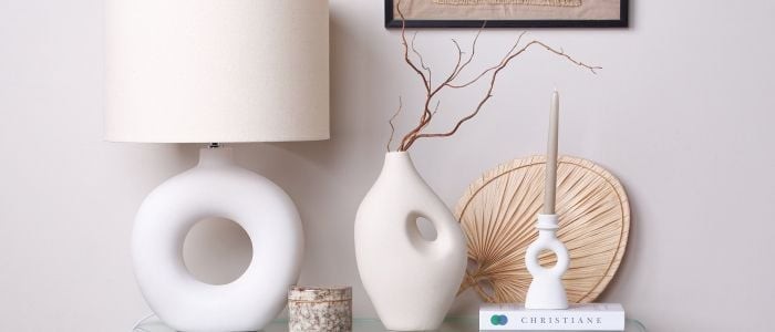 Image montrant des vases blancs originaux 